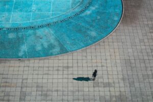 一人旅で美容を意識した旅行中のメイクを最小限に抑える方法は？